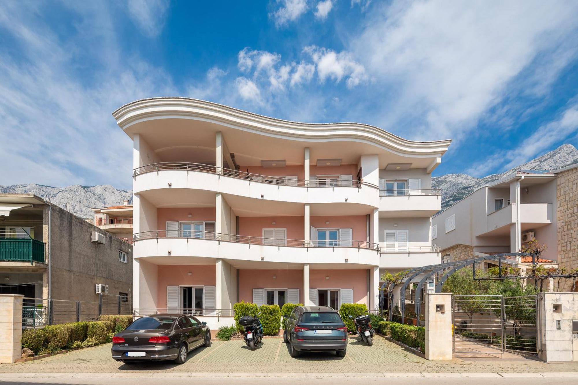 Brkic With Private Parking Apartman